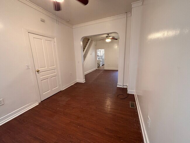 Building Photo - 738 W Poplar St