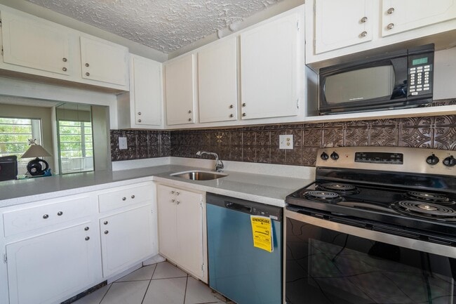Building Photo - 8360 Sands Point Blvd