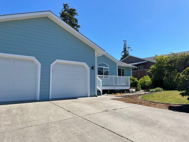 Building Photo - Lovely Single Level Home in Oak Harbor and...