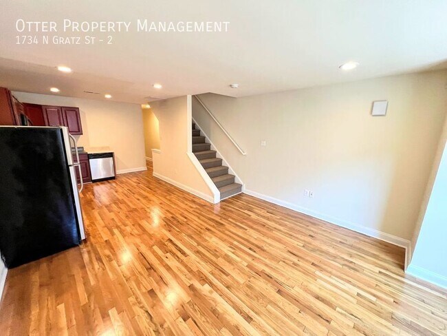 Building Photo - 5BR/2BA Second Floor Apartment on Lively G...