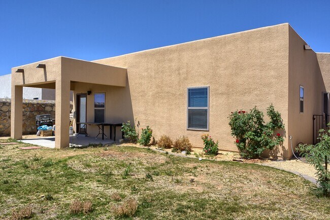 Building Photo - Beautiful home in the Eastside