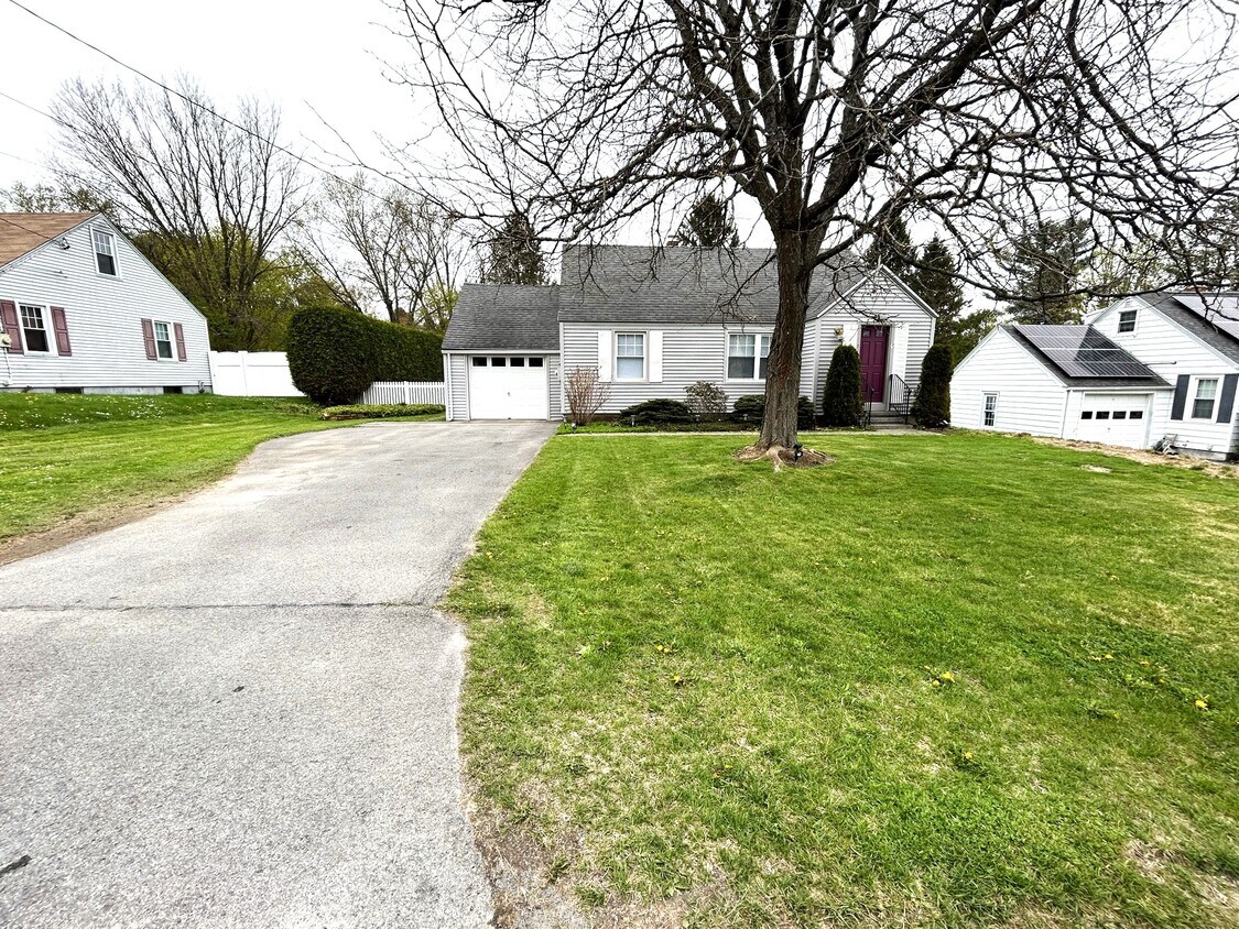 Cape with 1 stall attached garage - parking for 3 vehicles - 8 Beechwood Rd