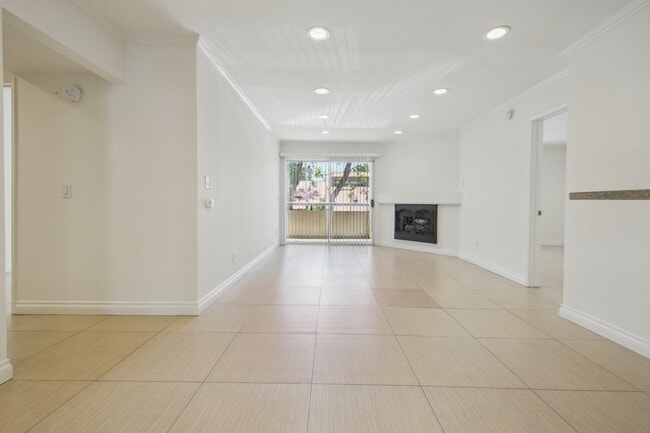 Building Photo - 5535 Canoga Ave