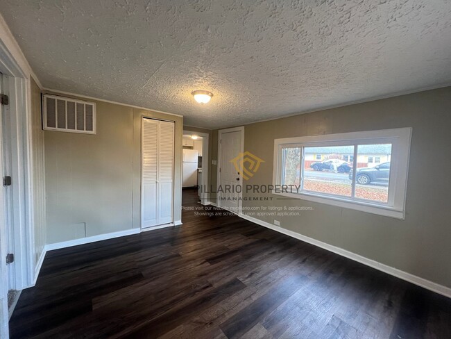 Building Photo - 2 bed/ 1 bath in the Beautiful town of Greenfield!