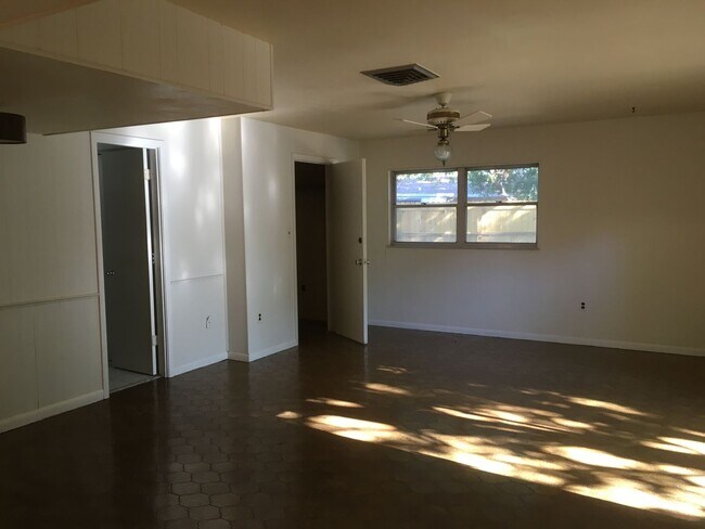 Foto del edificio - 5045 Brookmeade Dr