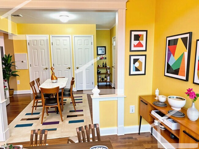 Building Photo - Low Move-in Cost, Recently Renovated. Laun...