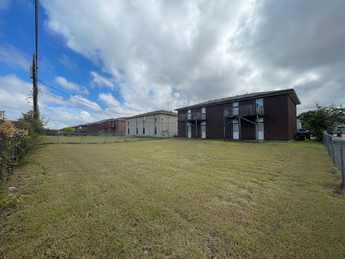 Building Photo - 1109 Circle M Dr