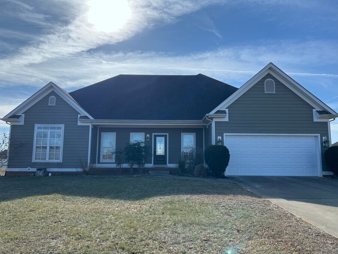Foto principal - 4 Bdrm, 2 Bath, 2 Car Garage
