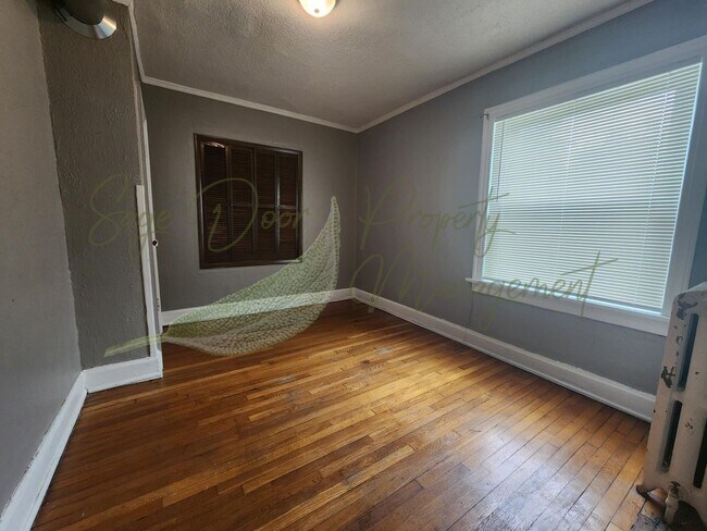 Foto del edificio - ORIGINAL HARDWOOD FLOORS!!!