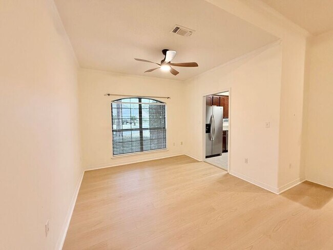 Foto del edificio - 4161 Longwood Cir