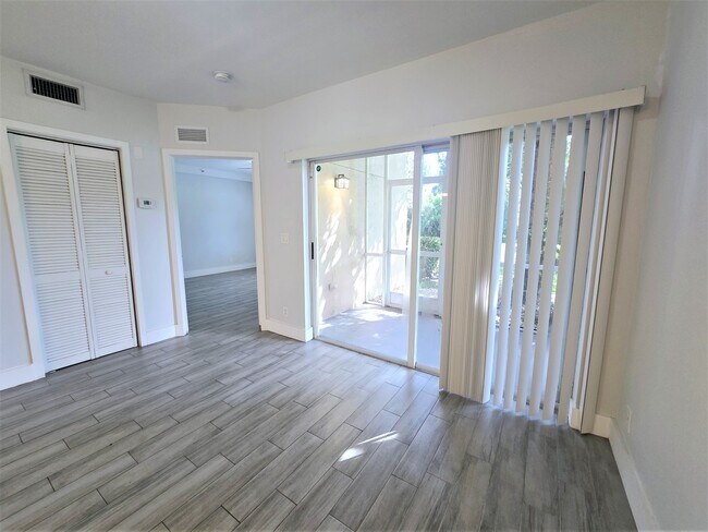Building Photo - 1161 Golden Lakes Blvd