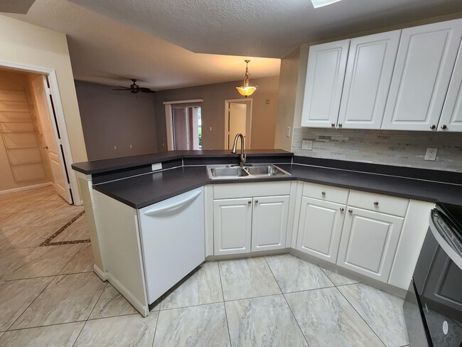 Building Photo - 5060 Fairways Cir