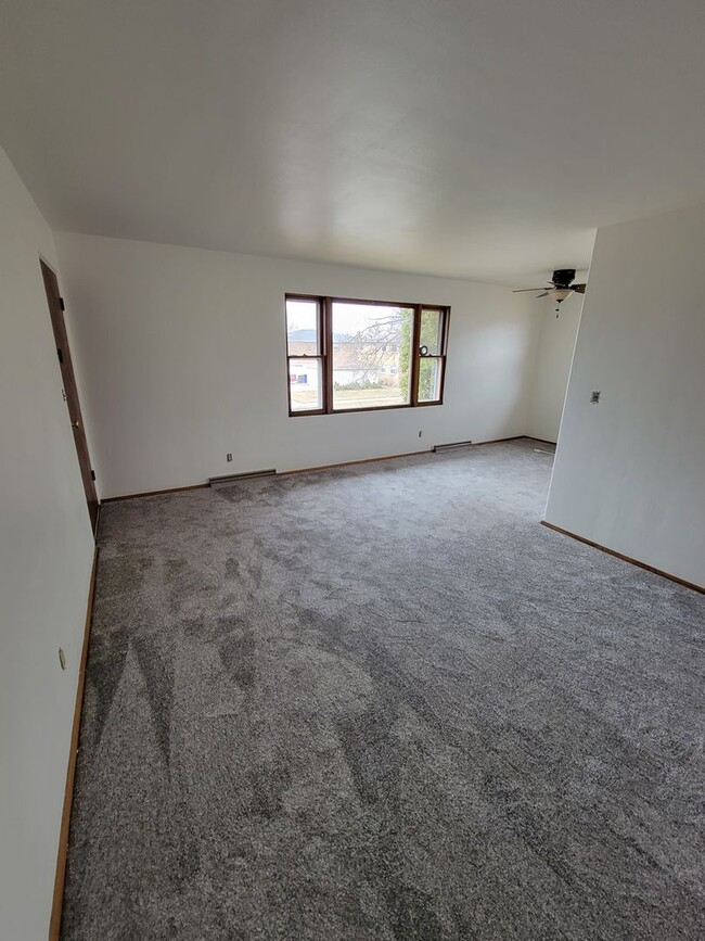 Building Photo - 1727 Silvercrest Dr