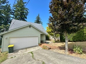 Building Photo - 1702 S 34th St