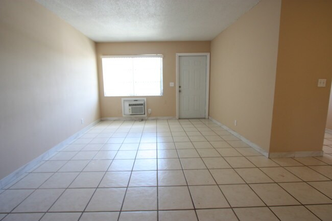 Foto del edificio - 4207 S Olive Ave