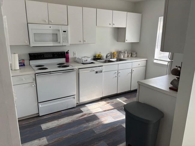 Building Photo - 2 BEDROOM 2 BATH ON 2ND FLOOR AT MYRTLE GREENS