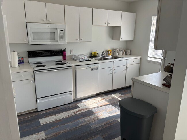 Foto del edificio - 2 BEDROOM 2 BATH ON 2ND FLOOR AT MYRTLE GREENS