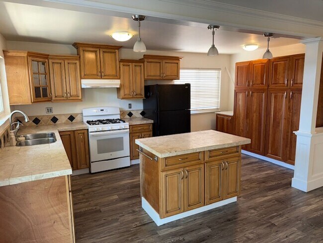Foto del edificio - Wonderful 4 bedroom single story with sola...