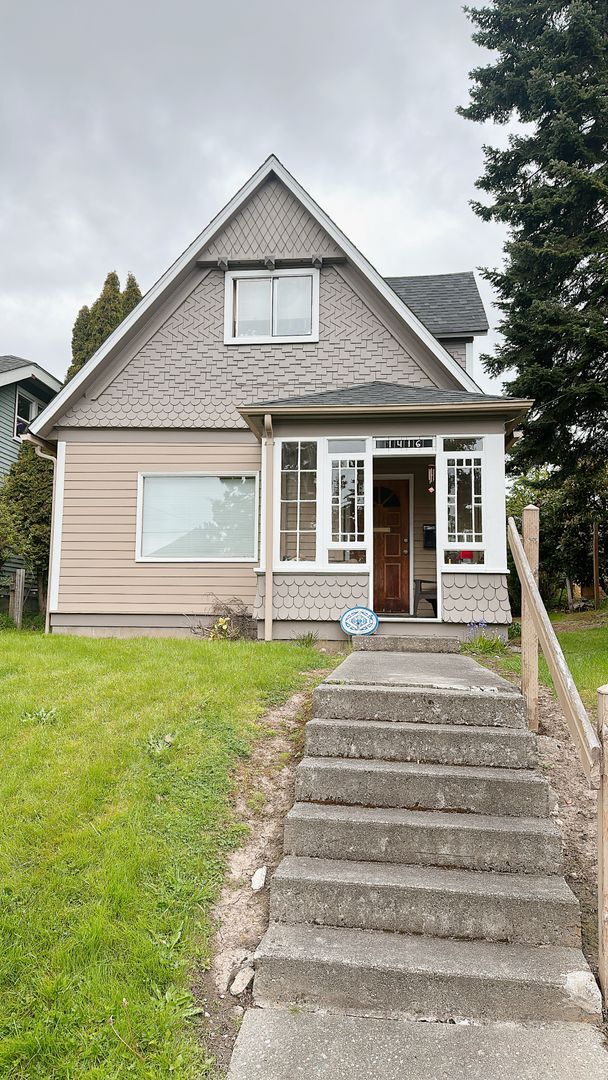 Building Photo - PRELEASE: 5 bdrm/2 bath in York neighborhood