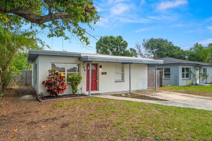 Primary Photo - Home For Rent in St Petersburg!