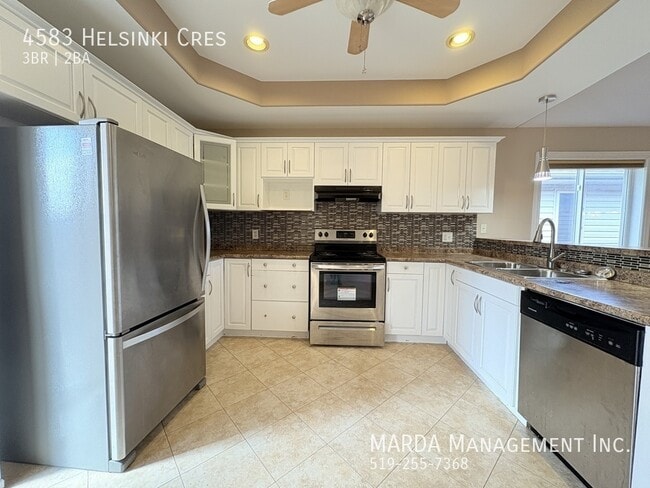 Building Photo - SPACIOUS 3+1 BED/2 BATH/2 KITCHEN HOUSE + UTILITIES