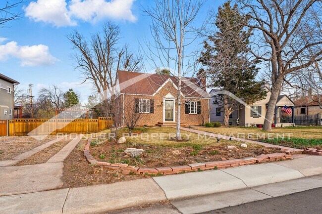 Building Photo - Charming Home with Washer/Dryer and Centra...