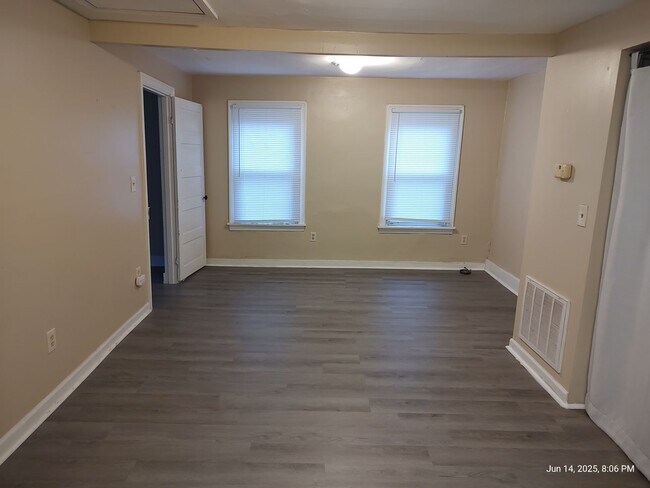 Foto del edificio - 235 E Locust St