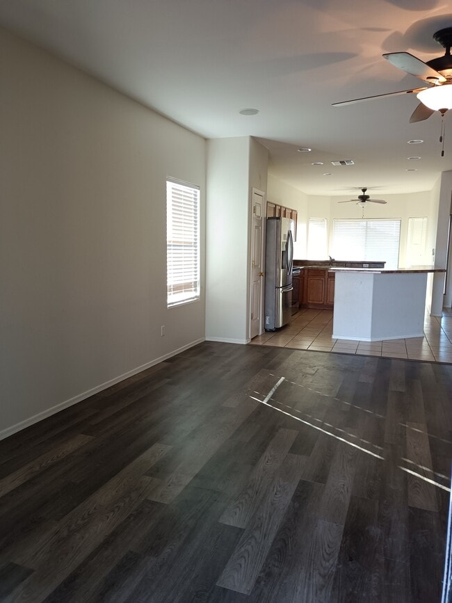 Salón, cocina y comedor abiertos - 14634 W Ventura St