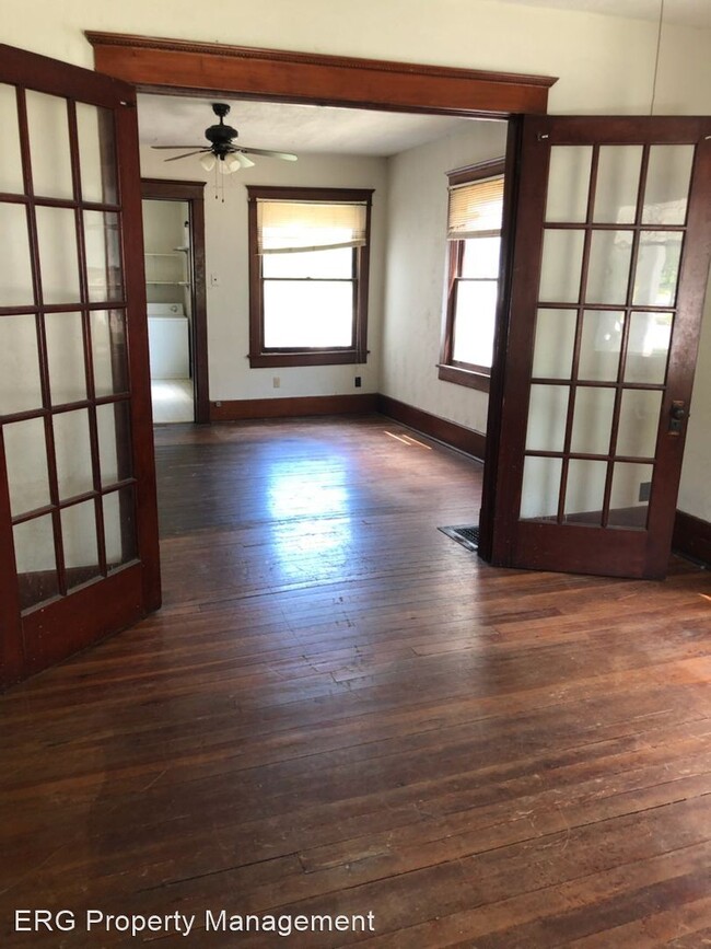 Building Photo - 5 br, 2 bath House - 1128 Neosho St