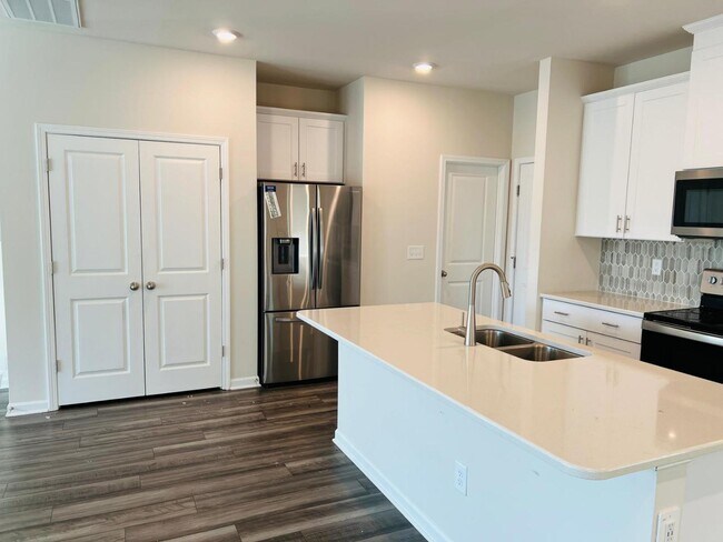 Foto del edificio - 280 Brook Farm Ln