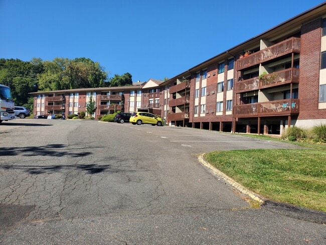 Building Photo - 2307 Cromwell Hills Dr