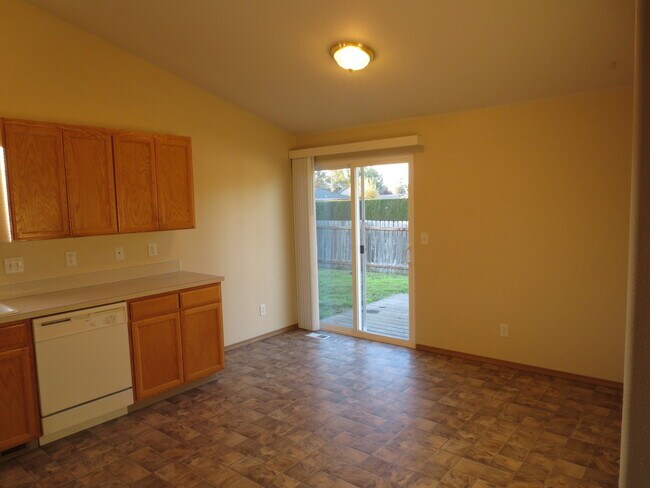 Building Photo - Three Bedroom in North Salem