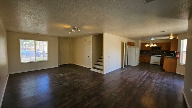 Foto del edificio - 4 bed 2.5 bath