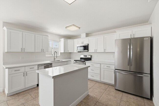 Building Photo - Updated & Ready for Move in!