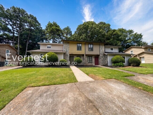 Building Photo - 3 Bed, 3 Bath Home with Off-Street Parking / Pet-Friendly / Available Now!