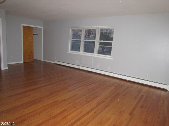 Building Photo - 31 Honiss St