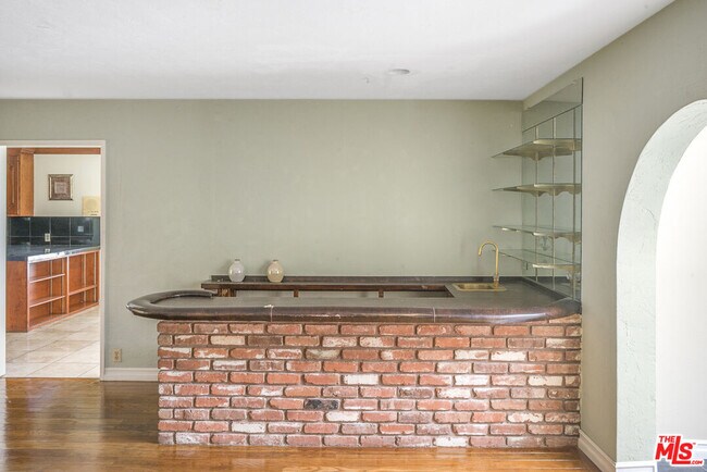 Foto del edificio - 8300 Regis Way