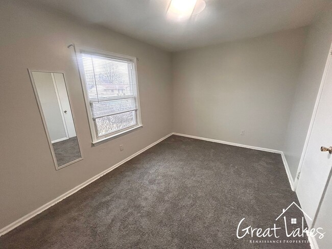 Building Photo - Beautiful 2 Bedroom 1 Bathroom now availab...