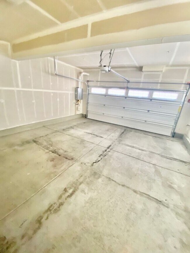 Building Photo - Stunning Townhome Near Down Town Livermore