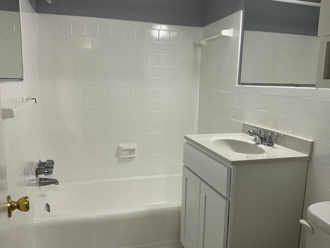 Foto del edificio - 2-bedroom corner luxury apartment offers a blend of coziness, functionality, storage and style.