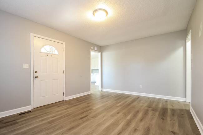 Foto del edificio - 649 Woodmont Cir