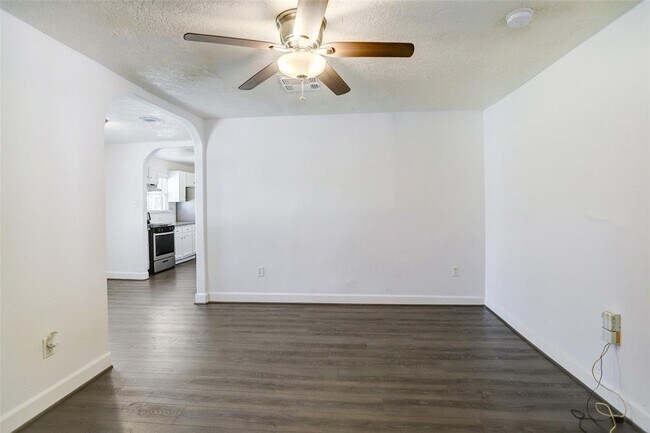 Foto del edificio - 1428 Lawrence Ave