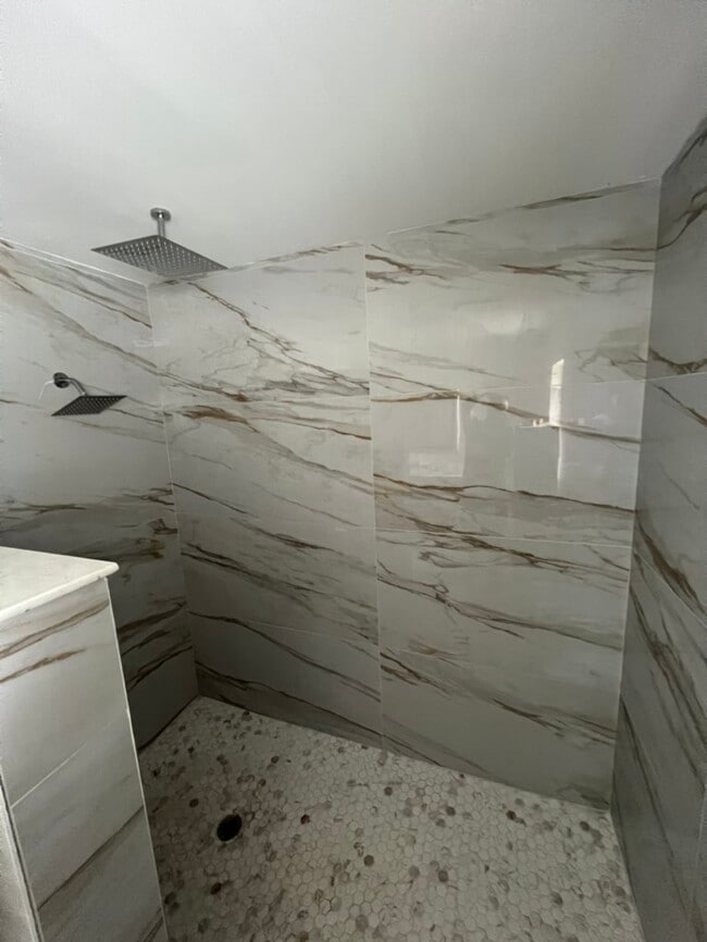 Building Photo - 652 Glenview Dr