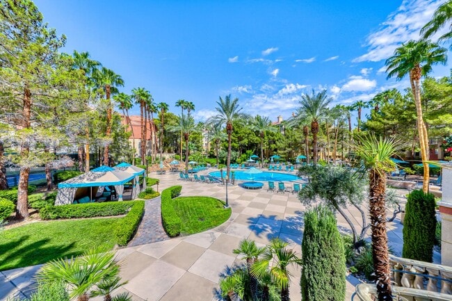 Building Photo - Meridian FURNISHED 2 BDR /2 BATH Luxury Co...