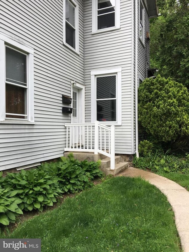 Primary Photo - 19 Lowrys Ln