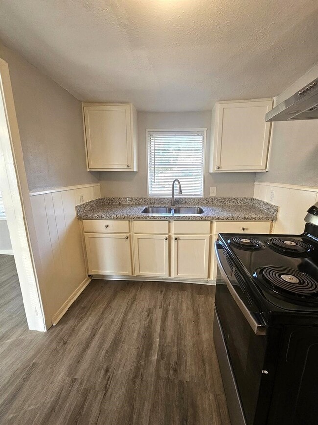 Building Photo - 2919 Letulle Ave