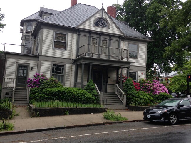 Building Photo - 165 Waterman St