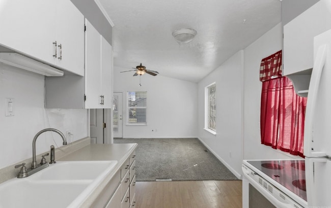 Building Photo - 570 N 8th E