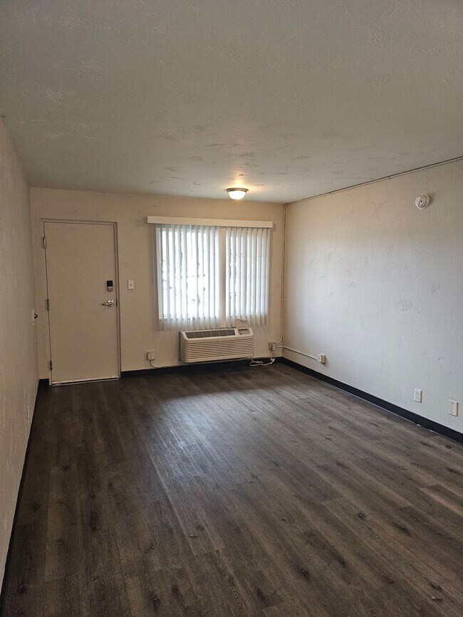 Building Photo - Remodeled Studio Apartments Near Memorial ...