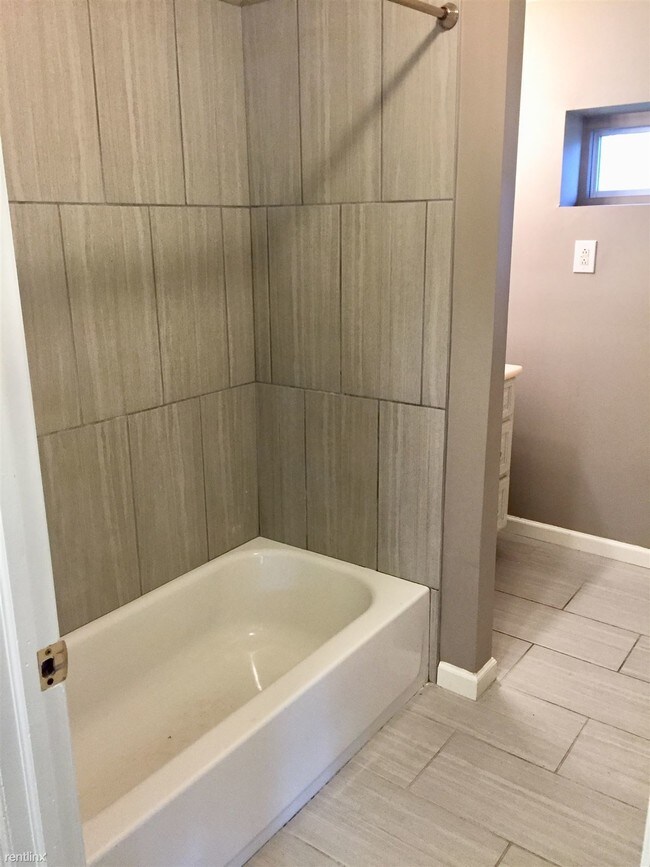 Building Photo - 3 br, 1 bath House - 35 E Hodges Ave